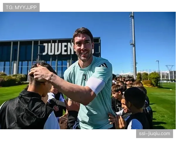 尤文图斯官方确认弗拉霍维奇左小腿比目鱼肌轻度损伤，预计缺席三周